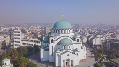 Hermosa-Toma-Aérea-Descendente-De-4k-Del-Famoso-Templo-De-San-Sava,-Belgrado