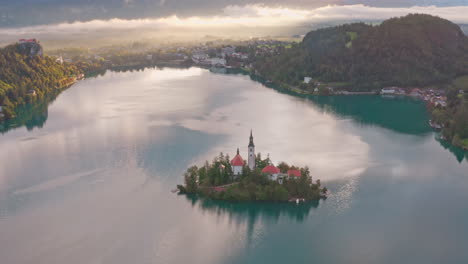 Panoramablick-Auf-Die-Wallfahrtskirche-Mariä-Himmelfahrt-Auf-Einer-Kleinen-Insel-Im-Bleder-See,-Slowenien