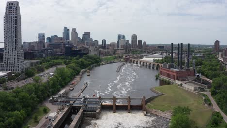 Wide-aerial-descending-shot-of-Saint-Anthony-Falls-on-the-Mississippi-River-in-downtown-Minneapolis,-Minnesota
