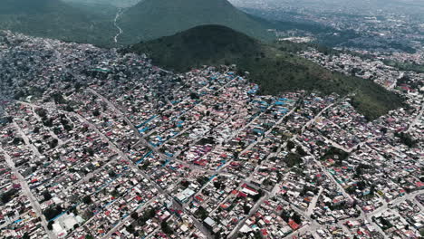 Luftaufnahme-Von-Häusern,-Die-So-Gefärbt-Sind,-Dass-Sie-Ein-Dr.-Simi-Gesicht-In-Der-Favela,-Ecatepec,-Mexiko,-Bilden