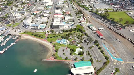 Wunderschöne-Luftaufnahme-Der-Stadt-Picton-An-Der-Küste-Neuseelands