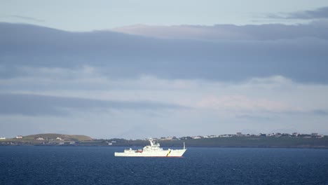Ein-Fischereischutzschiff-Der-Küstenwache-Der-Marine-Fährt-Durch-Raue-See