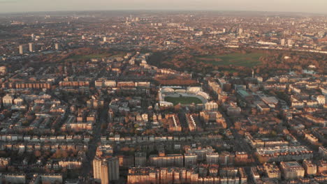 Kreisende-Luftaufnahme-über-Dem-Lords-Cricket-Ground-Bei-Sonnenuntergang