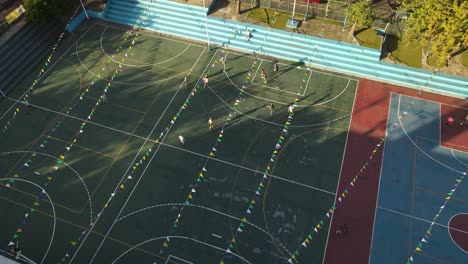 Zeitlupen-Drohnenaufnahme-Von-Kindern,-Die-Bei-Sonnenuntergang-Auf-Dem-Fußballplatz-Von-Buenos-Aires-Fußball-Spielen