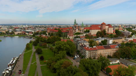 Aerial-view-of-Wawel-Royal-Castle-in-Krakow,-Poland