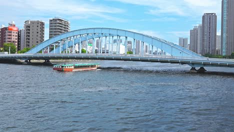 Sumidagawa-Fluss-Tokio,-Vergnügungsboot,-Kiyosubashi-Brücke,-Tsukuda-Gebiet