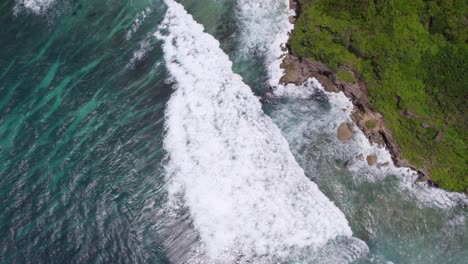 Von-Oben-Nach-Unten-Auf-Die-Tropische-Paradiesinsel-Sumba-Mit-Kleinen-Wellen,-Luftaufnahme