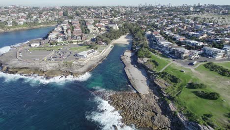 Aerial-View-Of-Clovelly-Beach-And-Narrow-Bay-During-Summer-In-Sydney,-NSW,-Australia