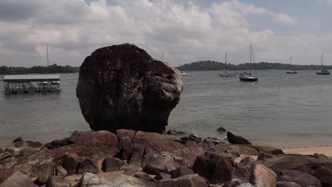 Ein-Riesiger-Felsen-Neben-Einem-Strand