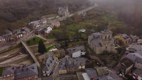 Luftaufnahme-Eines-Malerischen-Dorfes-Mit-Zwei-Bezaubernden-Kirchen