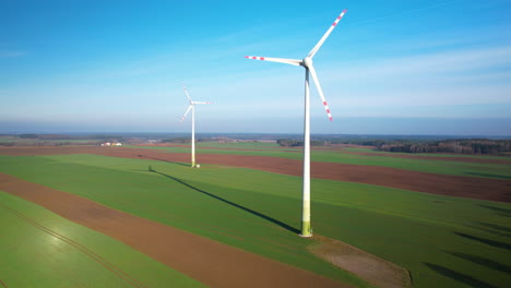 Luftaufnahme-Eines-Sauberen-Und-Erneuerbaren-Windparks-In-Bewegung