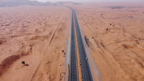 Lange-Autobahnstrecke-Durch-Die-Wüste-In-Dubai