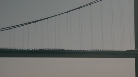 Auto-Fährt-In-Zeitlupe-über-Die-Lillebælt-Brücke