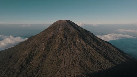 Luftaufnahme-Des-Vulkans-Acatenango,-Stratovulkan-In-Der-Nähe-Von-Antigua-In-Guatemala