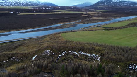 Haus-An-Einem-Abgelegenen-Ort-In-Der-Isländischen-Wildnis-–-Vorbeiflug-Aus-Der-Luft,-Der-Eine-Spektakuläre-Landschaft-Enthüllt