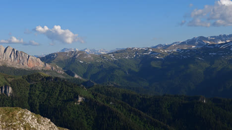 Panoramablick-Auf-Die-Landschaft-Der-Felsigen-Kaukasusberge-Mit-Tälern-Und-Wäldern-Von-Oben,-An-Einem-Sonnigen-Tag