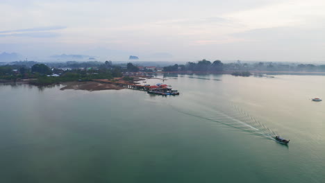 Longtail-Boot-Segelt-Vom-Steg-An-Der-Nebligen-Küste-Thailands-Weg