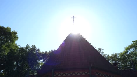 Kreuz-Auf-Dem-Kirchendach-Im-Vollen-Sonnenlicht