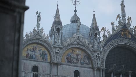 Toma-De-Cardán-Suave-De-La-Basílica-De-San-Marco-En-Venecia-Entre-Pilares
