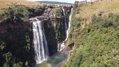 Luftaufnahme-Des-Epischen-Wasserfalls,-Der-In-Den-Drakensbergen,-Südafrika,-Herabstürzt