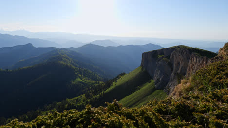 Panoramablick-Auf-Die-Landschaft-Der-Felsigen-Berge,-Täler-Und-Wälder-Des-Kaukasus,-An-Einem-Sonnigen-Abend