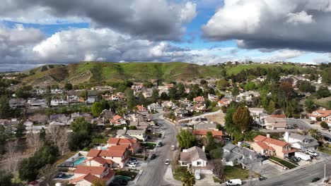 Santa-Clarita-California-city-neighbourhood-suburbs-aerial-view-on-cloudy-blue-sky-day