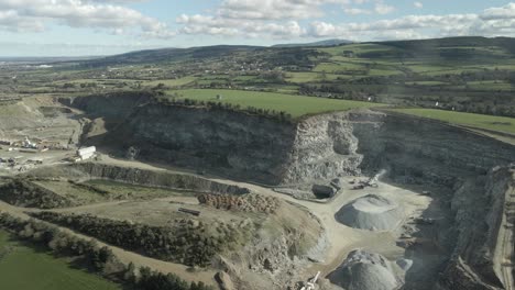 Tagebau-Eines-Steinbruchs-Am-Windmühlenhügel-An-Einem-Sonnigen-Tag-In-Rathcoole,-Irland