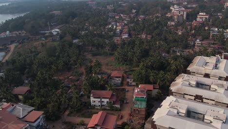 Luftaufnahmen-Von-Bäumen,-Die-Die-Gebäude-In-Der-Stadt-Mangalore-Bedecken
