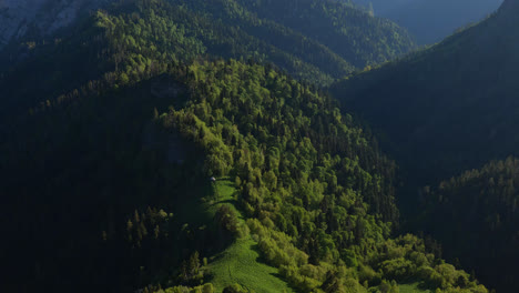 Vergrößern-Sie-Die-Landschaftsansicht-Der-Mit-Grünen-Bäumen-Bedeckten-Bergwälder-Und-Täler-Im-Kaukasus
