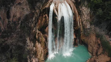 Türkisfarbene-Chiflon-Wasserfälle-In-Chiapas,-Mexiko---Rückzug-Aus-Der-Luft