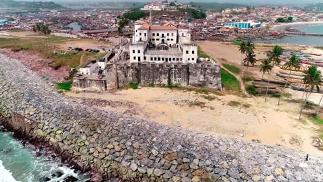 Dos-Grandes-Edificios-Antiguos-Ubicados-En-Elmina,-Ghana,-áfrica-Occidental