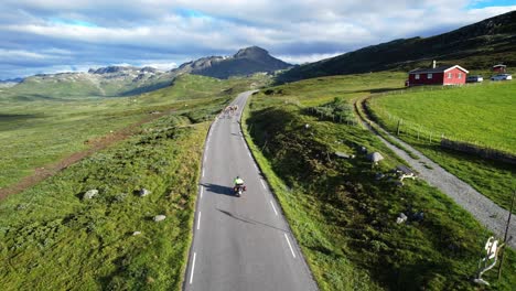 Motociclista-Y-Un-Rebaño-De-Ovejas-En-Las-Carreteras-De-Montaña-De-Noruega