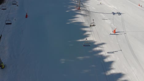 Skigebiet-Arinsal,-Andorra-–-Staubsaugen-über-Teleski,-Dolly-Rein