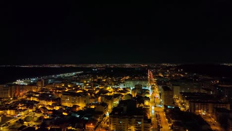 Drone-Ascendiendo-En-El-Cielo-Por-La-Noche-En-Costa,-Portugal