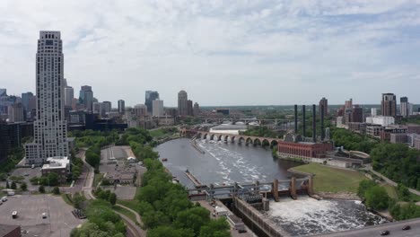 Super-wide-aerial-panning-shot-of-Minneapolis,-Minnesota-along-the-Mississippi-River