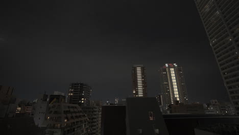 Zeitraffer-Von-Hohen-Gebäuden-In-Hongkong-Bei-Nacht,-Auch-Sichtbares-Mondlicht