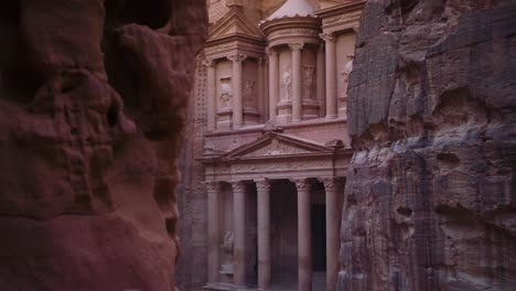 Treasury-Building-Carved-In-A-Sandstone-Cliff-In-Petra,-Jordan