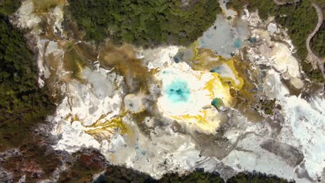 Formación-De-Mineral-De-Sílice-A-Partir-De-La-Actividad-Térmica-En-El-área-Geotérmica-De-Orakei-Korako-En-Rotorua,-Nueva-Zelanda---Antena-De-Arriba-Hacia-Abajo