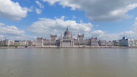 Das-Ungarische-Parlamentsgebäude-In-Budapest,-Ungarn-An-Einem-Sonnigen-Tag
