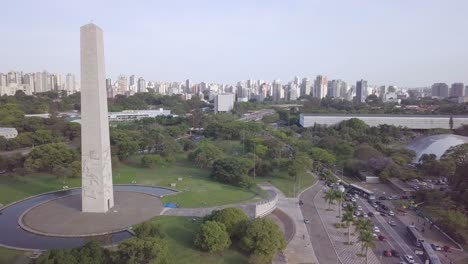 Stau-Im-Stadtzentrum-Von-Sao-Paulo-Am-Frühen-Abend-–-Langsame-Luftaufnahme