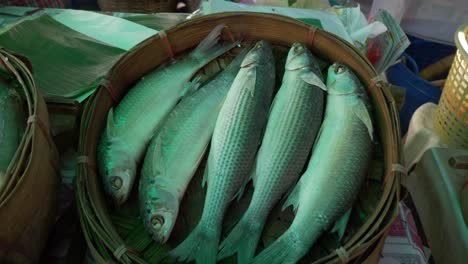 Tailandia-Asiática-Pescado-Al-Vapor-En-El-Mercado-De-Mariscos-De-La-Calle-A-La-Venta-Documental