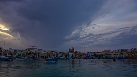 Sonnenaufgang-über-Dem-Fischerhafen-Des-Kleinen-Maltesischen-Fischerdorfes-Marsaxlokk