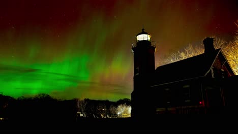 Aurora-borealis-in-night-sky-by-White-River-Light-Station,-timelapse