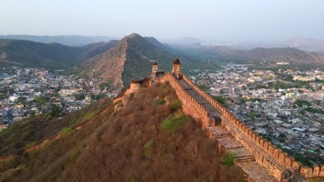 Drohne-Schoss-Historische-Stadtmauer-Von-Jaipur-In-Indien-In-Der-Nähe-Von-Amber-Fort