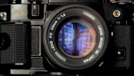 Blende-öffnen-Und-Schließen-Auf-Vintage-Kameraobjektiv,-Canon-A1-Nahaufnahme-Von-4K-Videos