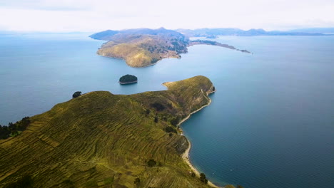 Scenic-aerial-drone-view-flying-over-Isla-del-Sol-in-Lake-Titicaca,-Bolivia