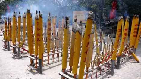 Velas-Budistas-Ardiendo-En-El-Día-En-Un-Templo