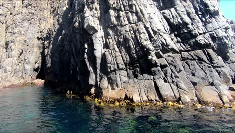 Wasserreflexionen-Felsen-Und-Klares-Wasser-Vom-Touristenboot-Auf-Bruny-Island