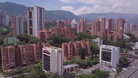 Beautiful-tilting-shot-of-Envigado-and-glorieta-Aguacatala-in-Medellin,-Colombia