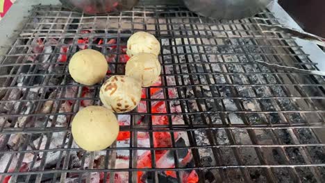 Litti-Oder-Litthi-Chokha-Werden-Auf-Einem-Eisengrill-Zubereitet,-Barbecue-In-Bihar